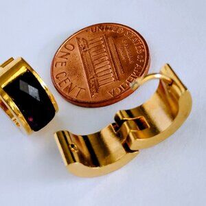 Gold-plated stainless steel earrings with black stone.